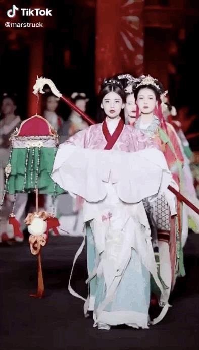 中国街拍让外国人震撼的视频,让外国人惊艳的穿着中国街拍