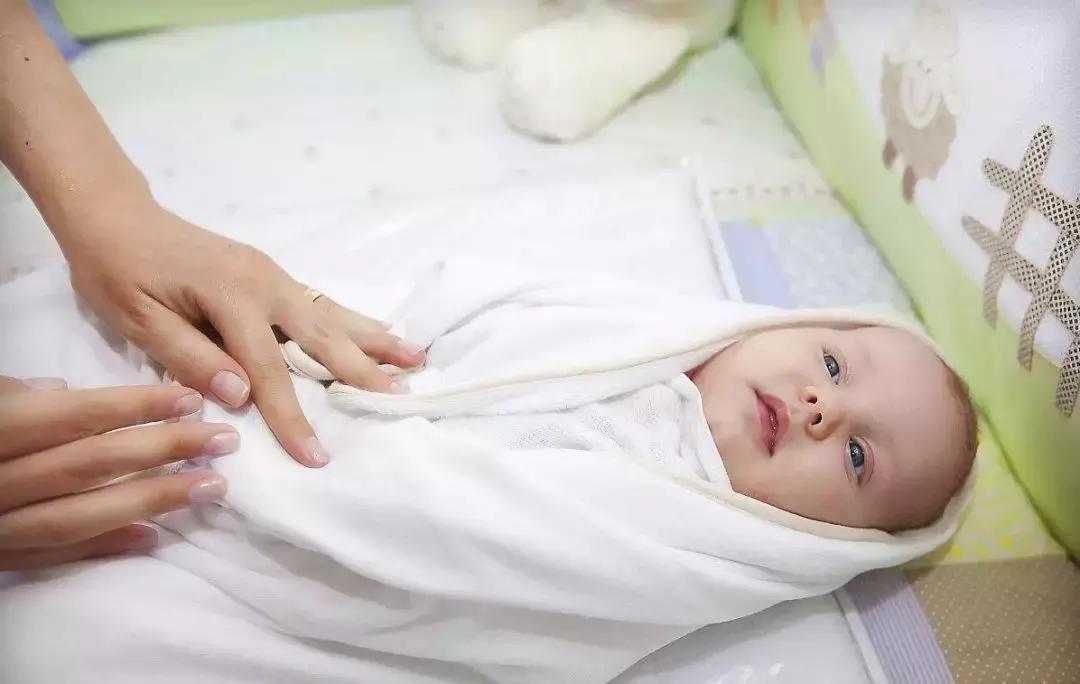 宝宝脐带没脱落前怎么洗澡,脐带还没脱落的宝宝怎么洗澡