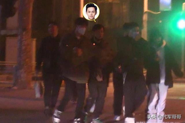 何炅当街牵手摸脸,何炅与神秘男子深夜街头亲密互动