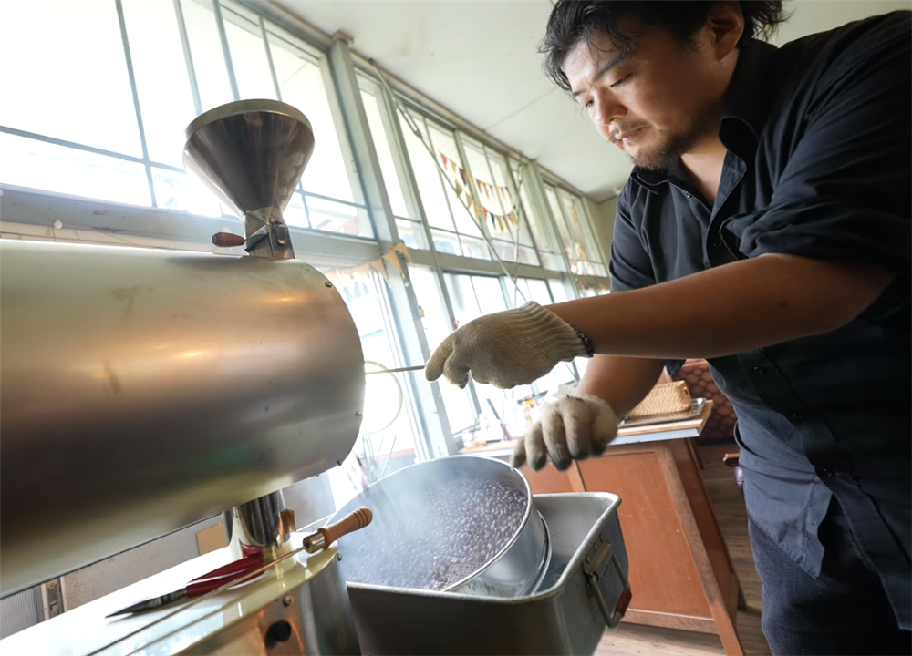 80后小伙回荒废十年的农村大学,80后小伙回荒废10年农村大学