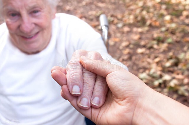 老年人跌倒紧急处理方法,老年人突然跌倒怎么回事