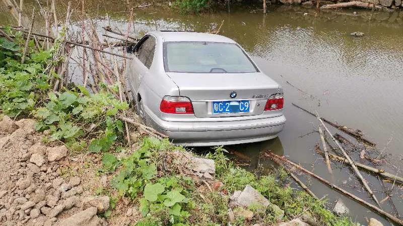 往前开，往鱼塘开！8年驾龄老司机的“翻车”过程