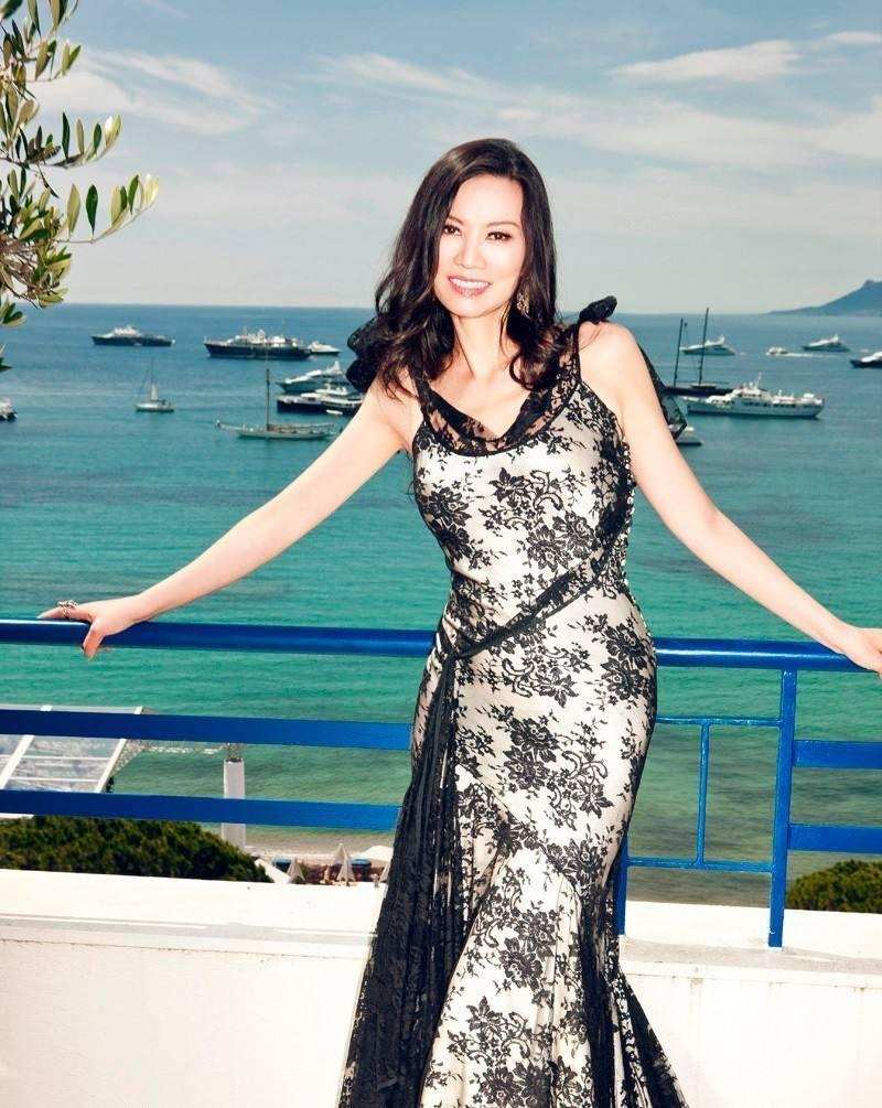 邓文迪最新变装,邓文迪为什么长得像外国人