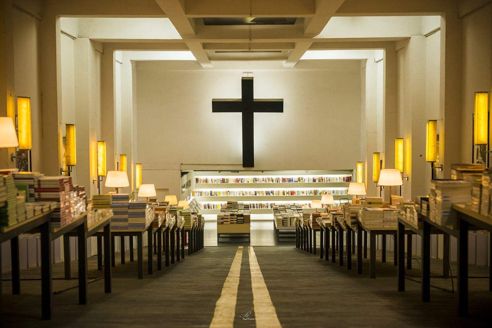 疫情下的实体书店自救录：直播、外卖、盲袋……