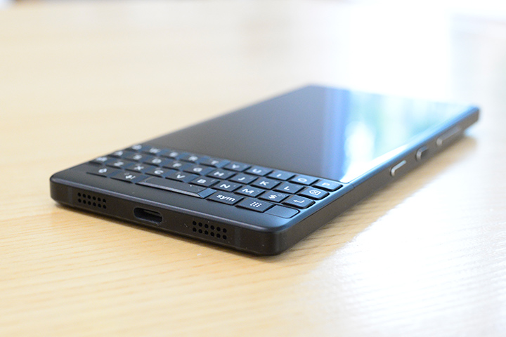 “没落皇族”的逆袭，全键盘BlackBerryKEY2