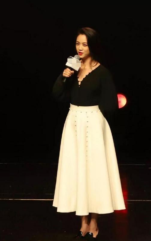 汤唯简单随性穿搭穿出满满大牌感,汤唯穿黑西装外套尽显气质