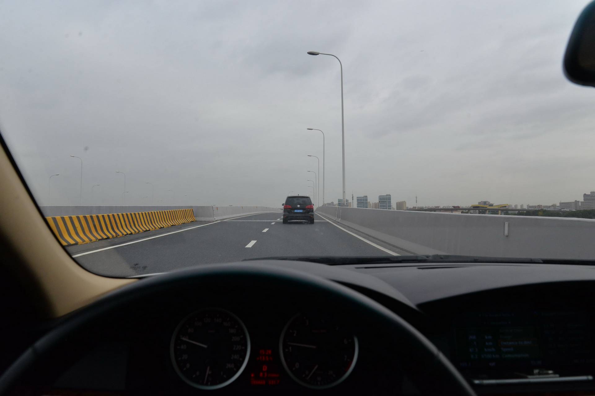 11万出头宝马5系，有电视带冰箱，顺丰小哥难自拔「路试笔记」