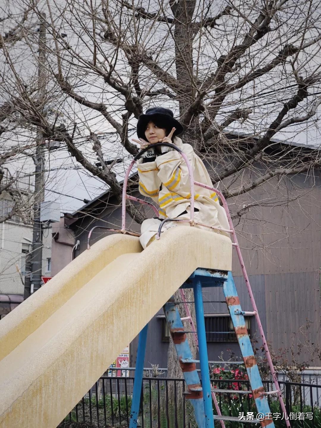 女生怎么摆pose怎么拍照好看,小女孩拍照如何摆pose戴帽子