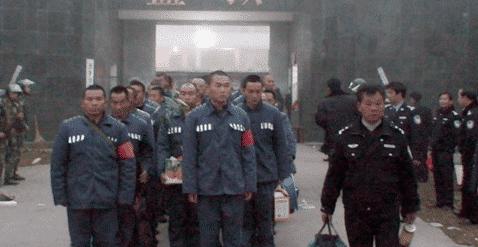 缓期二年执行死刑什么意思,缓期二年是什么意思谁来解释一下