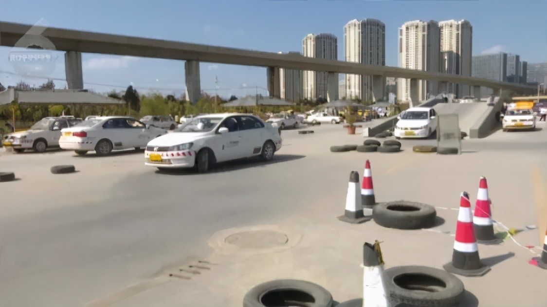 “下水道光身男”后续！被困窨井数日伸手指求救前因后果被警察查清了