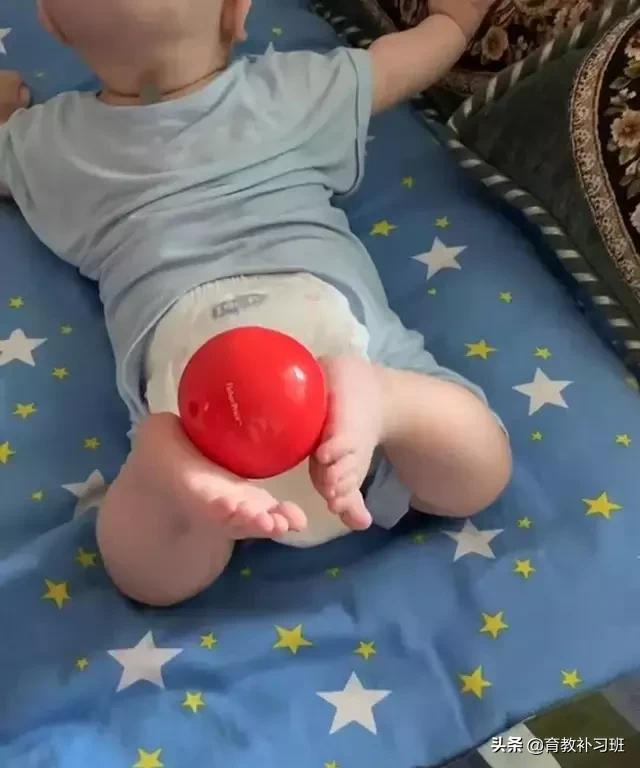 五个月的宝宝新技能坐着抬脚,4个月宝宝解锁新技能手抱脚