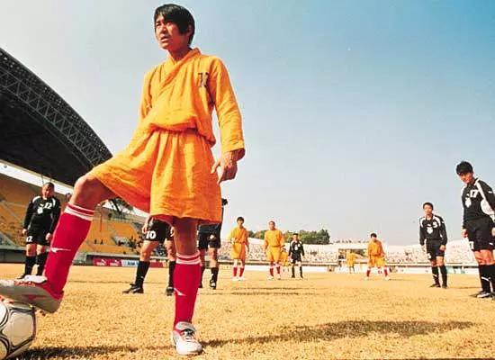 少林足球周星驰坐在垃圾堆旁,少林足球映照现实