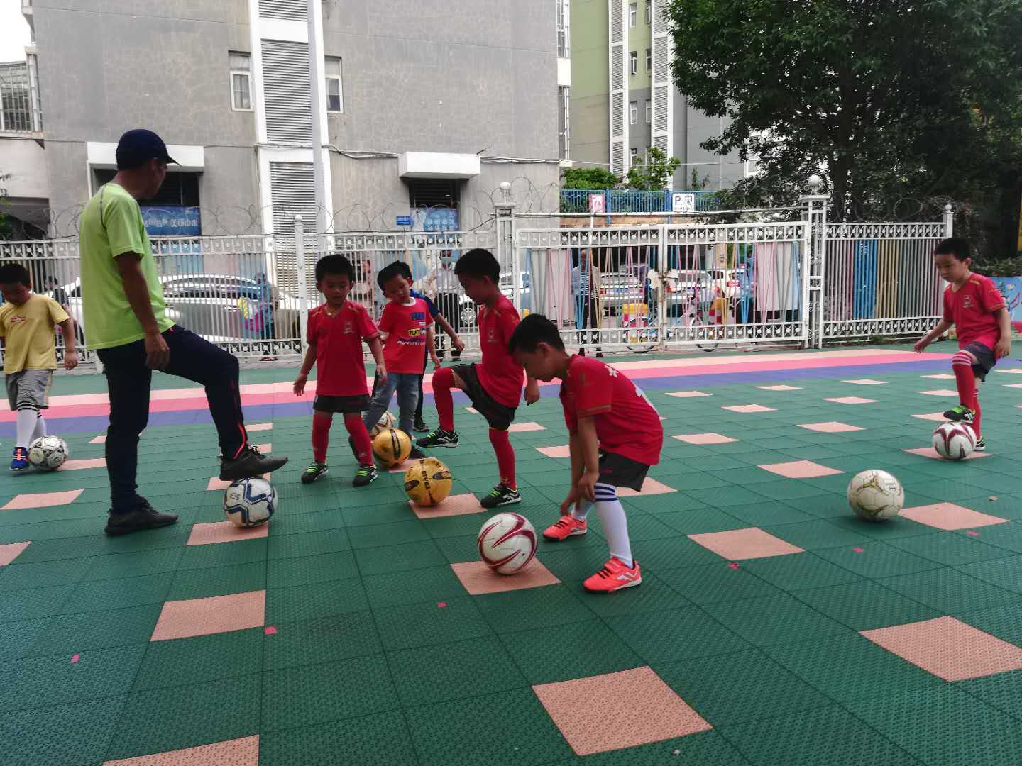 足球归来！爱可贝幼儿园迎来新学期首堂足球课