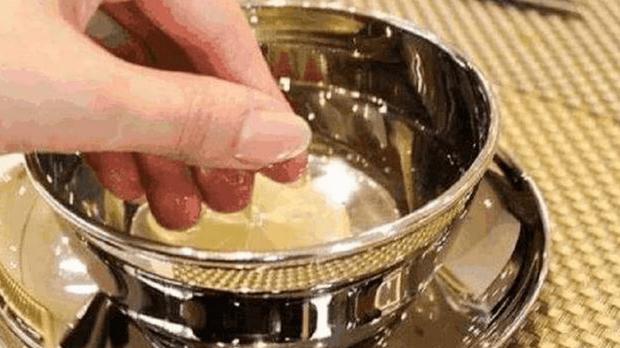 吃西餐时,为啥服务员要上2杯“柠檬水”?随便喝就丢人了