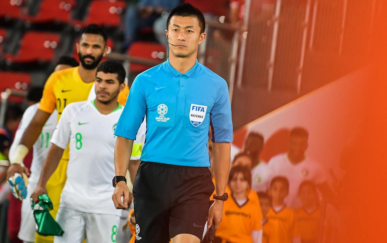 裁判,这球犯规吗?裁判反身一个字:滚!球迷:傅明何“复明”