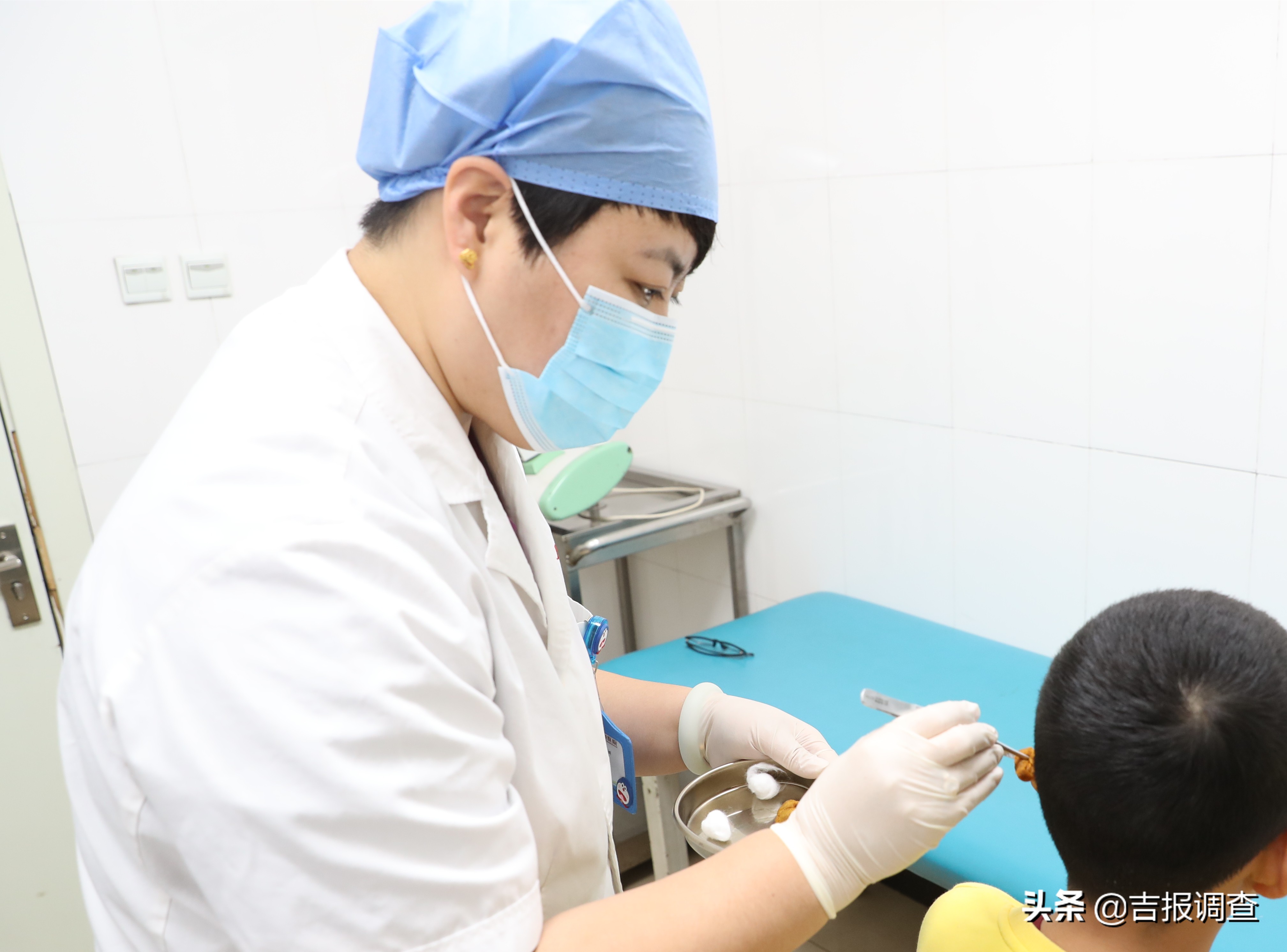 鐢峰鎵撹冻鐞冭鍐讳激,韪㈣冻鐞冪殑灏忕敺瀛╀腑鏆戝彈浼ょ殑鏍峰瓙