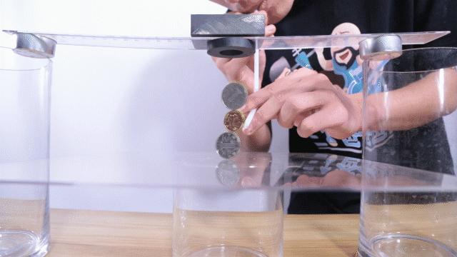 磁铁和硬币有什么玩法,磁铁使硬币立起来原理