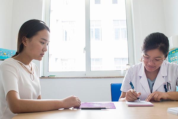 妇女内裤有血丝怎么回事,为啥内裤上出现黄的分泌物