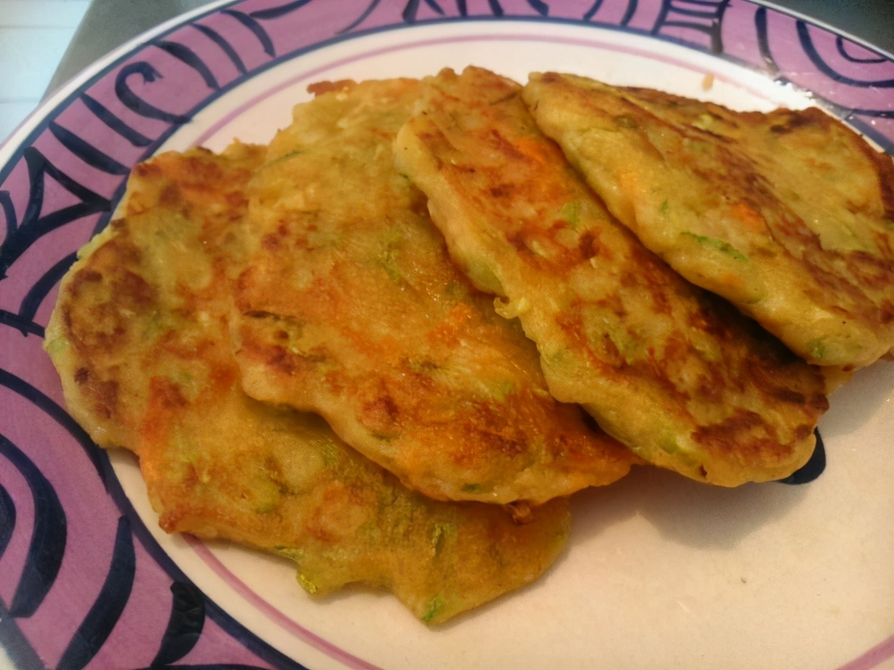 摊山东煎饼怎样和面煎饼不易碎,山东煎饼纯手工粗粮煎饼和面方法