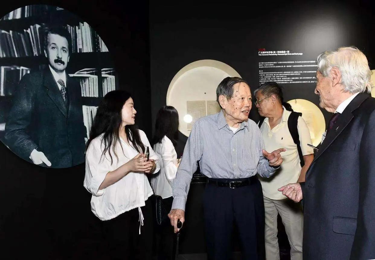 杨振宁与爱因斯坦交流过吗,杨振宁多大和爱因斯坦交谈的