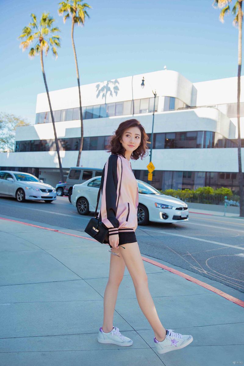 女人凸显身材的穿衣搭配,女生倒三角形身材是衣架子吗