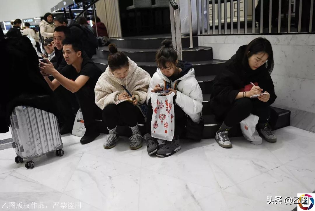 中国游客时隔9月再现韩国免税店,中国游客挤爆韩国免税店