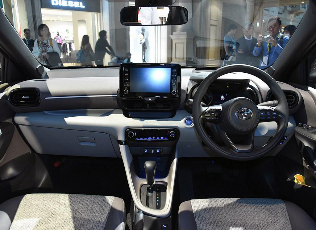 丰田雅力士对比飞度,丰田雅力士这款车的操作怎么样呢