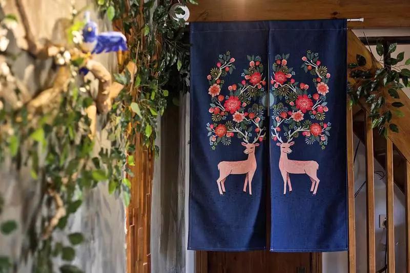 山崖上的徽派民宿,民宿古香古色的徽派民宿