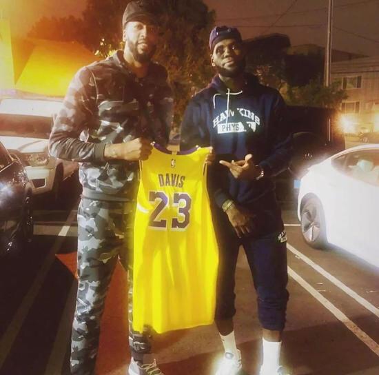 安东尼-戴维斯400多万买个体验卡,詹姆斯下赛季还要穿23号