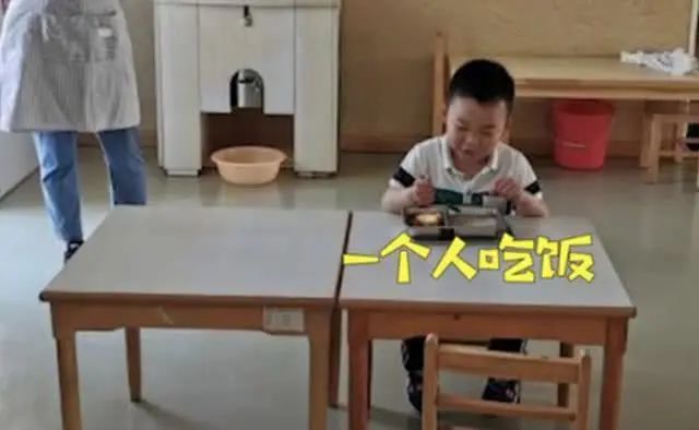幼儿园复学全班唯一孩子,幼儿园复学只来一人小视频