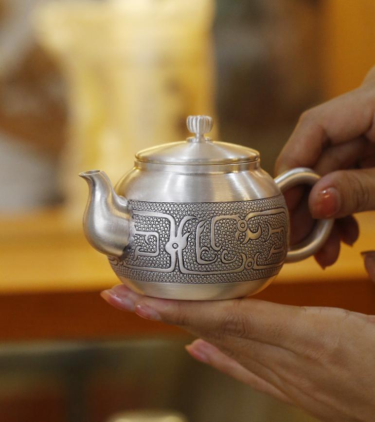 手工银壶和机器银壶的用途哪个好,使用银壶吃饭喝水对人有什么好处