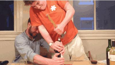 最简单实用的开红酒方法,没有开瓶器怎样开红酒最方便