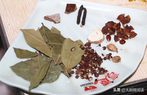 炖一只鸡用什么香料,铁锅炖鸡香料绝密配方