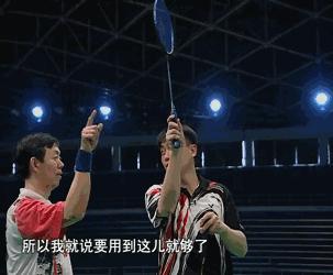 羽毛球反手高远球握拍和发力技巧,羽毛球高远球的打法和技巧