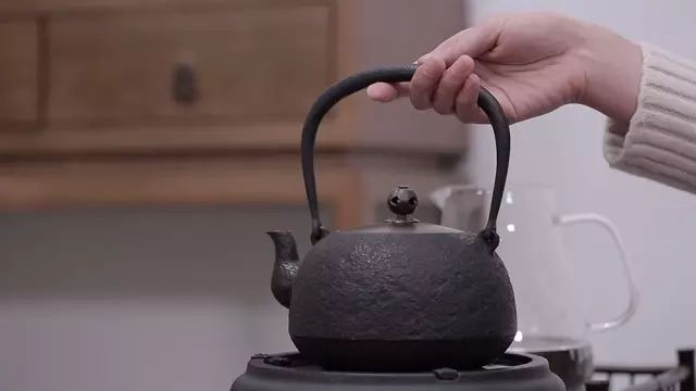 泡茶铁壶的正确保养方法,铁壶煮茶发黑怎么养壶