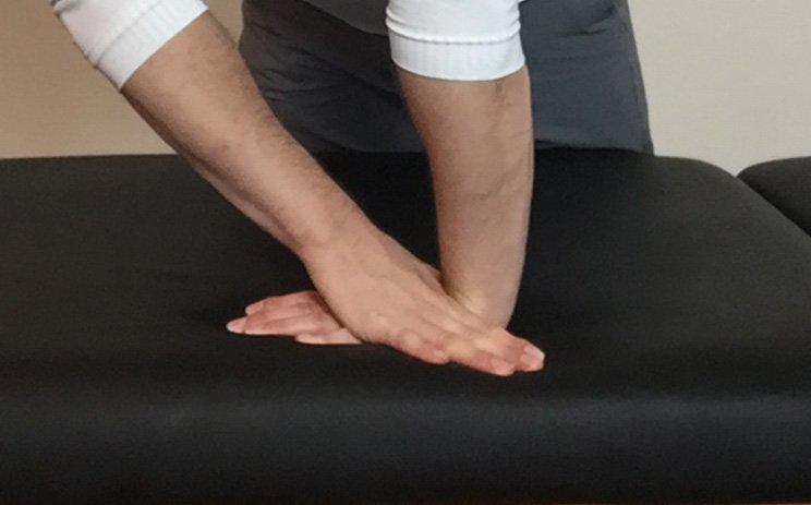 手腕酸痛僵硬怎么办最快解决,手腕疼手指夜间肿胀僵硬怎么治疗