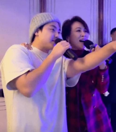 张艾嘉儿子罕见出镜,张艾嘉儿子展览众星云集