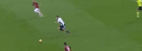 c罗帽子戏法第一脚暴力远射,博努奇评价c罗凌空抽射