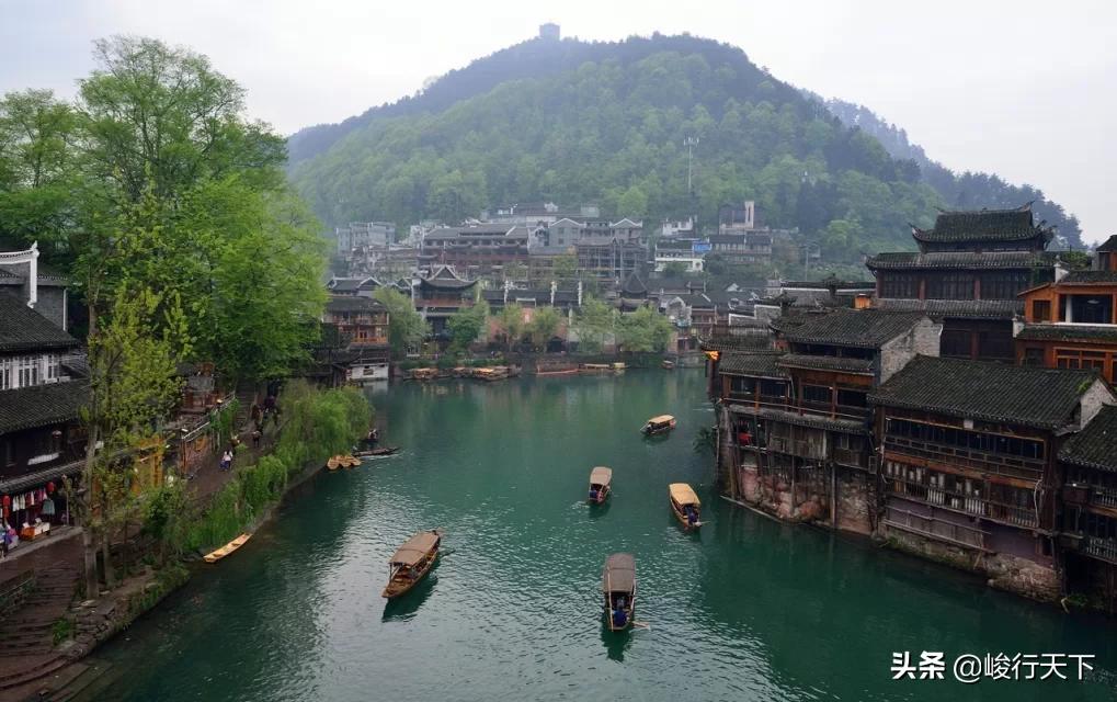中国最美丽的小城，历经沧桑翘檐如翼的吊脚楼，缓缓流淌的沱江
