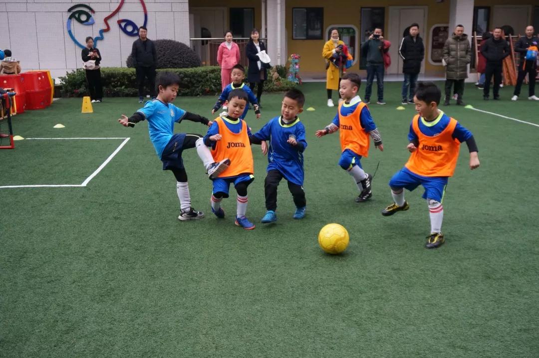 小小足球运动员=未来男神~|走进成都市第十二幼儿园蓝光分园