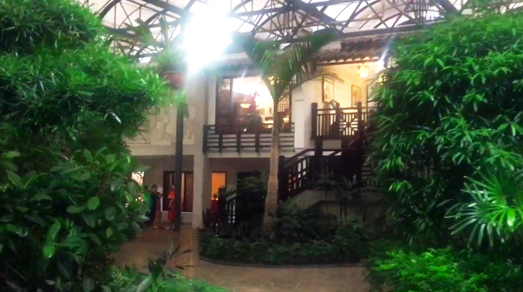 穿溜冰鞋上菜的服务员,穿溜冰鞋上菜