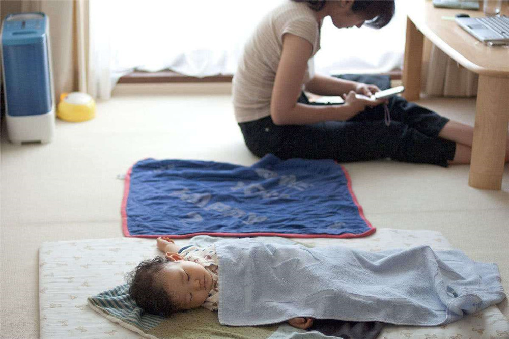 为什么小孩很困还是不愿意睡觉,为什么孩子很困了就是不睡又要玩