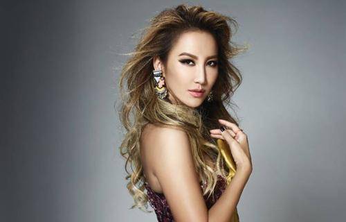 出生前丧父，不认命成郑秀文师妹，又被雪藏还失声却变天后嫁豪门