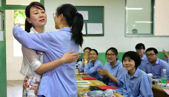 为什么中学都是英语老师当班主任,为啥上学时期和出社会气质不一样