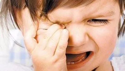 胶水滴到了眼镜上面怎么处理干净,胶水滴眼睛里该如何处理