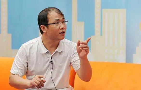 以新华社的文章《一路前行》套落广州恒大的足球学校,正是时候。