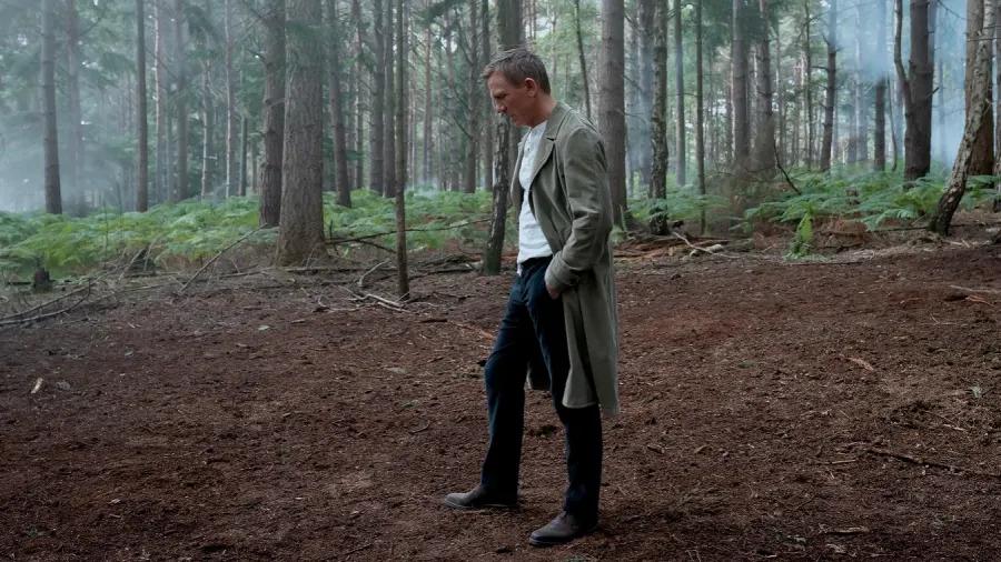 普京穿一套黑风衣,普京穿黑衬衫披外套