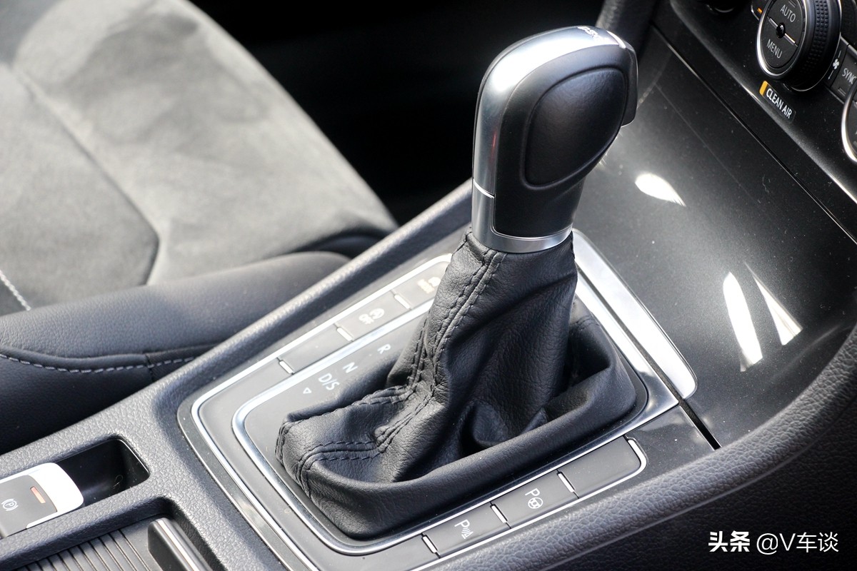 大众高尔夫2021款280TSIDSGR-Line空间,运动感十足全新大众高尔夫实车