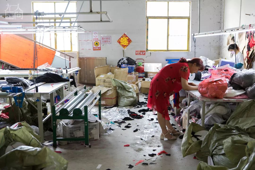 在人间丨情趣内衣小镇的乡村女工，每天往返于工厂与田地之间