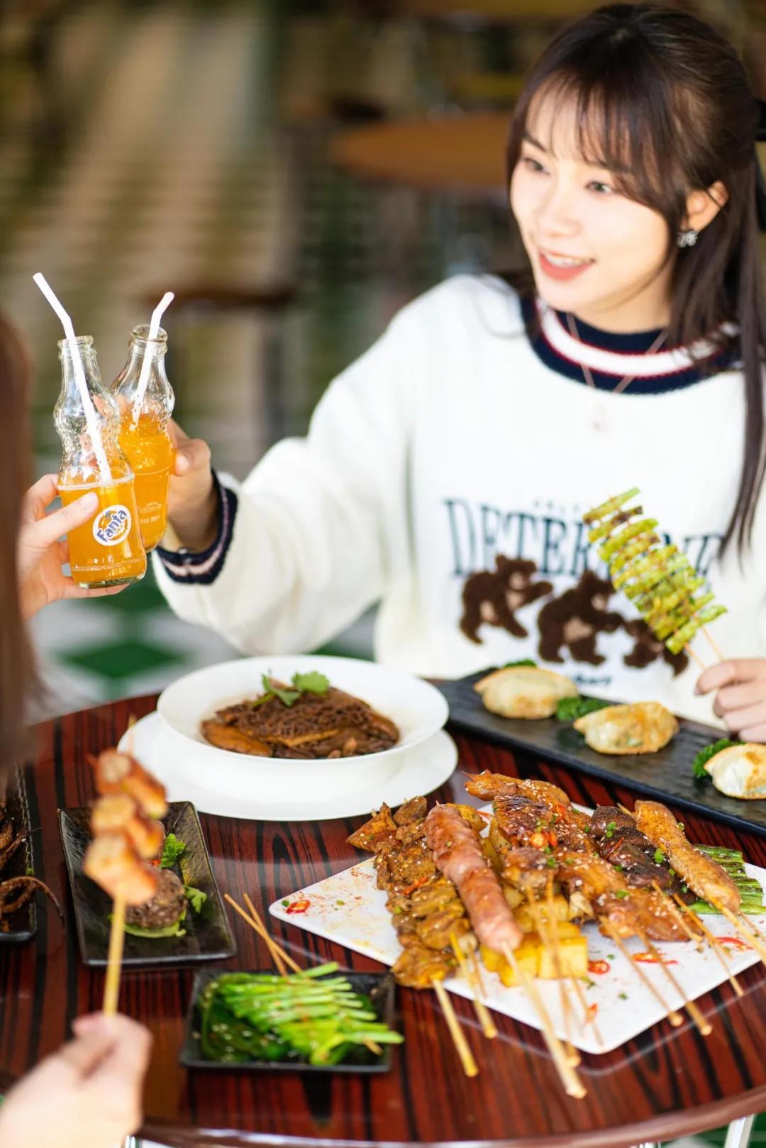 日夜不同科技感，春节潮玩创新方